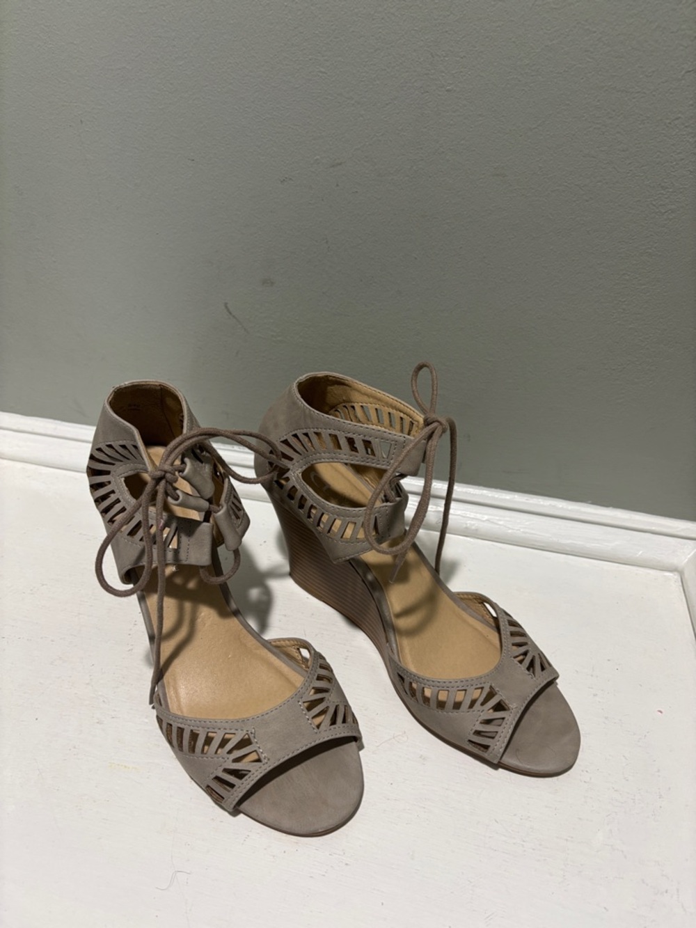 Chinese Laundry Women's Taupe Cutout Lace-Up Wedge Sandals-size 9 - Picture 3 of 7